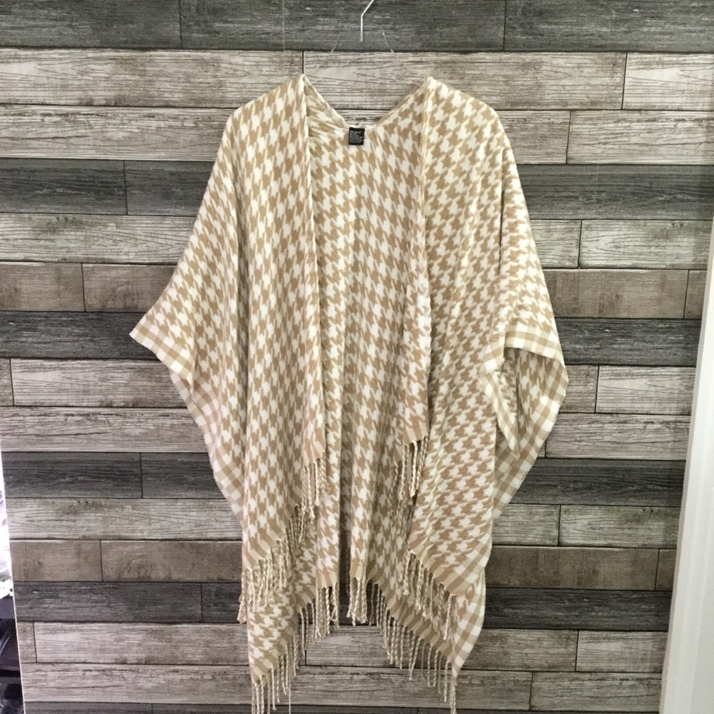 NWOT Houndstooth shawl wrap one size